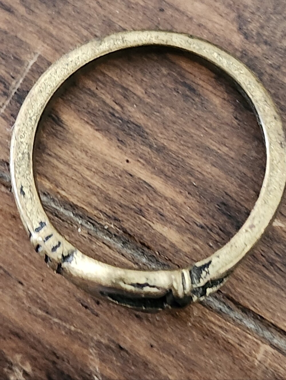Vintage Brass Toned Clasped Hand Fede Ring With Dark Stone Accent - Picture 2 of 15